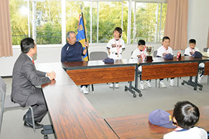 （写真）選手らが久嶋市長に優勝の喜びを報告しました