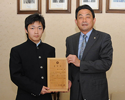 （写真）スポーツ栄誉賞が贈られた森川慈仁さん