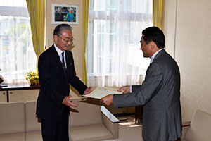 （写真）久嶋市長から日東薬品の北尾哲郎社長へ感謝状を贈りました