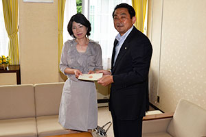 （写真）優伽の東佳澄社長と久嶋市長