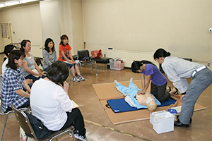 （写真）救急処置の知識と技術を学ぶ女性防火推進員