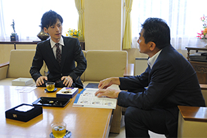 （写真）久嶋市長に出場報告する安田さん