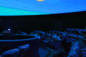 （写真）1万回目のプラネタリウム投影を観覧する園児ら