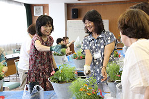 （写真）寄せ植えを教える講師と受講生