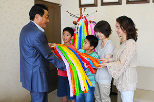 （写真）久嶋市長から折り鶴を受け取る市民代表の皆さん