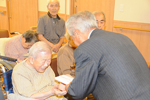 （写真）100歳を迎え、記念品を贈られた川村さん