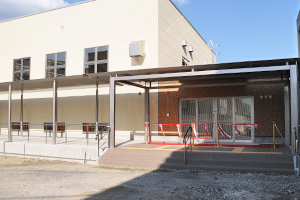 （写真）西ノ岡中学校に完成した武道場の外観