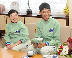 （写真）全国障害者スポーツ大会に出場された川嶌美千代さんと中川尚史さん