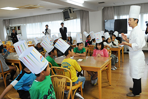 （写真）児童を前に授業をする奥田茂一さん