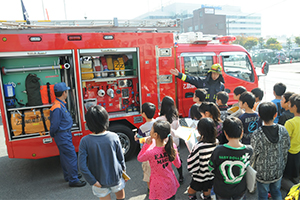 （写真）消防車両の設備について説明を受ける児童