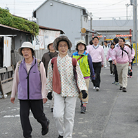 （写真）綾部市の上原副市長と歩く久嶋市長の姿も