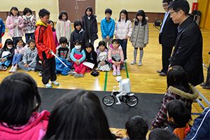 （写真）ロボットを操作する児童