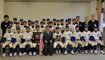（写真）寺戸中野球部の部員と久嶋市長