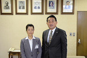 （写真）海外協力隊としてネパールに赴任する小和田さんと久嶋市長