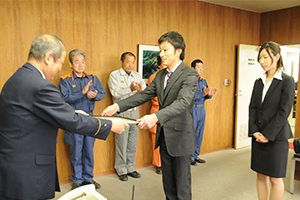 （写真）向日消防署長から感謝状を受け取る永田直人さん