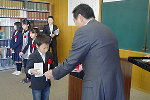 （写真）久嶋市長から表彰状を受け取る和田涼太くん