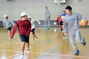 （写真）瀬戸山選手を追いかける児童