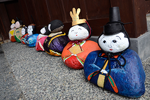 （写真）昭和初期のひな人形も飾られています