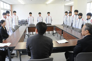 （写真）久嶋市長に意気込みを伝える勝山中学校女子バレーボール部の選手