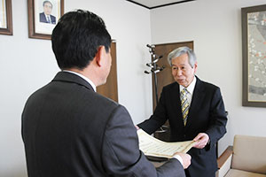 （写真）感謝状を受け取る上田行男副分会長
