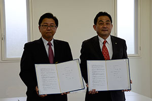 （写真）協定に調印した社会福祉法人向陵会理事長と久嶋市長