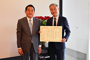 （写真）日東薬品株式会社の北尾哲郎社長と久嶋市長