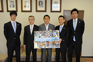 （写真）京都ハンナリーズの皆さんと久嶋市長