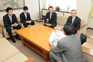 （写真） 京都ハンナリーズの皆さんが久嶋市長に今季の結果を報告しました