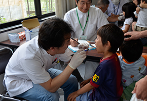 （写真）歯科検診を受ける児童