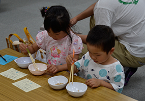 （写真）箸の使い方を確認する児童