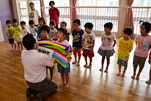 （写真）久嶋市長に折り鶴を手渡す園児ら