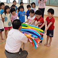 （写真）久嶋市長に折り鶴を手渡す園児