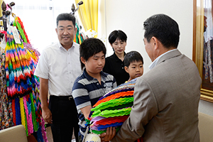 （写真）久嶋市長から折り鶴を受け取る市民代表