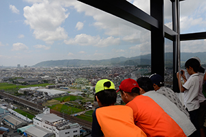 （写真）地上15階からの景色を眺める児童