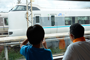 （写真）京都支所探検号内から見学する参加者