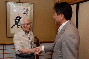 （写真）市長と握手する太田昭さん