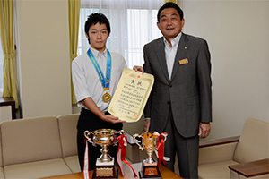 （写真）賞状を持った森川さんと市長