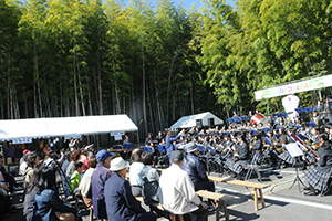 （写真）多くの来場者でにぎわう「竹結びフェスタ」の会場