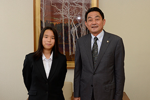 （写真）出場報告に訪れた乾さんと久嶋市長