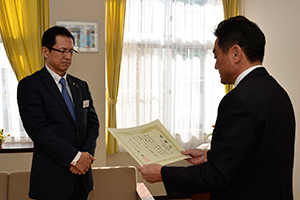 （写真）木村太支社長へ感謝状を贈る久嶋市長