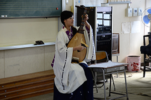 （写真）琵琶を奏でる村上さん