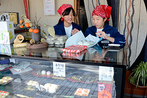 （写真）和菓子店で職場体験する生徒