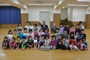 （写真）大阪ガス株式会社の佐藤さん、前田さんと第1保育所の園児