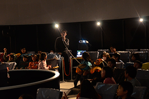 （写真）天文館の河北秀世名誉館長がプラネタリウム投影機を操作し、解説しました。