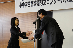 （写真）久嶋市長から表彰状を受け取る受賞者