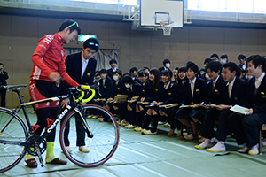 （写真）在校生に自転車を教える住谷拓夢さん