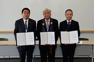 （写真）協定を結んだ青木理事長、高城順一危機管理監と久嶋市長