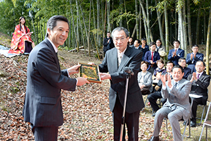（写真）表彰状を受け取る小森副会長