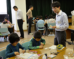 （写真）京都技術士会理科支援チームのメンバーが児童をサポート