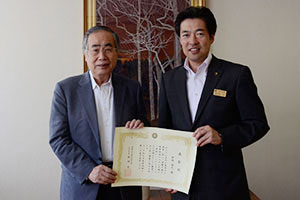 （写真）岡崎元市長と安田市長。表彰状を持って